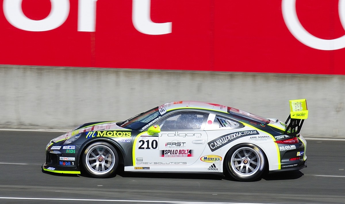 Porsche 911 GT3 Type 991, Mitzieher der Nr.210 beim beschleunigen aus der Boxengasse, Training am 12.6.2014 zum Porsche Carrera Cup France,Vorrennen der 82. 24h von Le Mans 2014