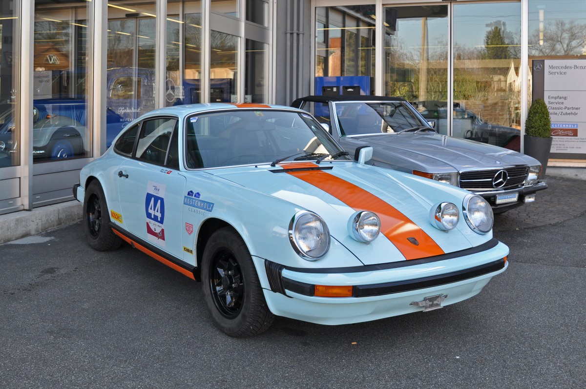 Porsche 911 Oldtimer vor einer Garage in Birsfelden. Die Aufnahme ...
