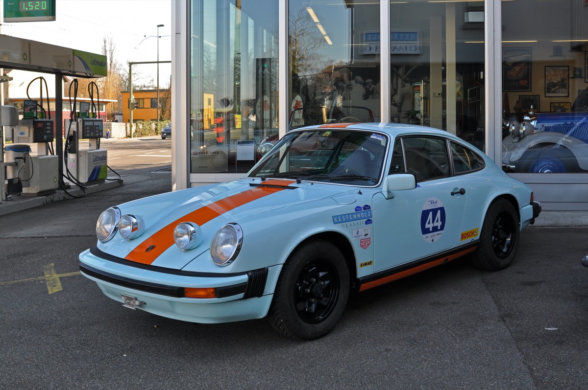 Porsche 911 Oldtimer vor einer Garage in Birsfelden. Die Aufnahme stammt vom 11.02.2015.