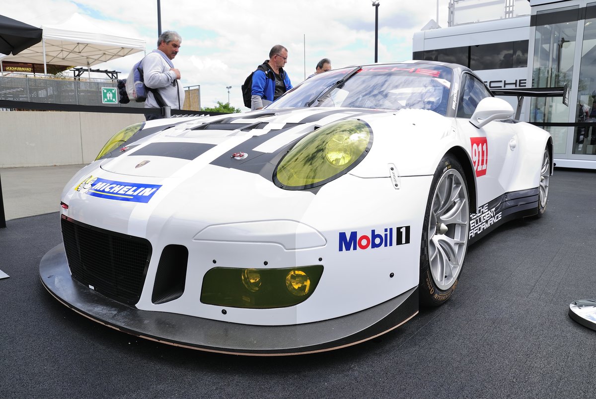 Porsche 911 RSR von 2015 am 15.6.2016 der 84. 24h von Le Mans ausgestellt.