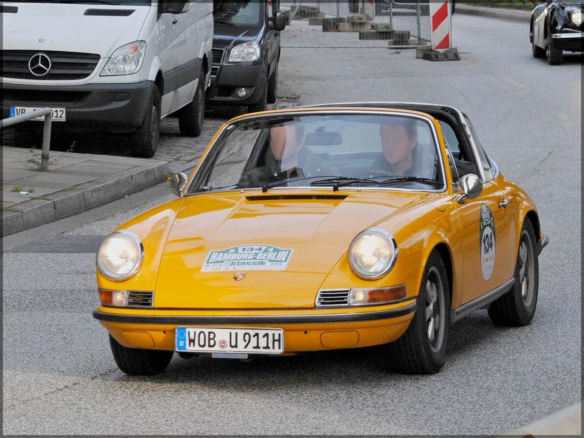 Porsche 911 T Targa, Bj 1972, 2341 ccm, 130 Ps, mit der Startnummer 134 bei der 6.Hamburg Berlin Classic, aufgenommen in Hamburg am 21.09.2013.