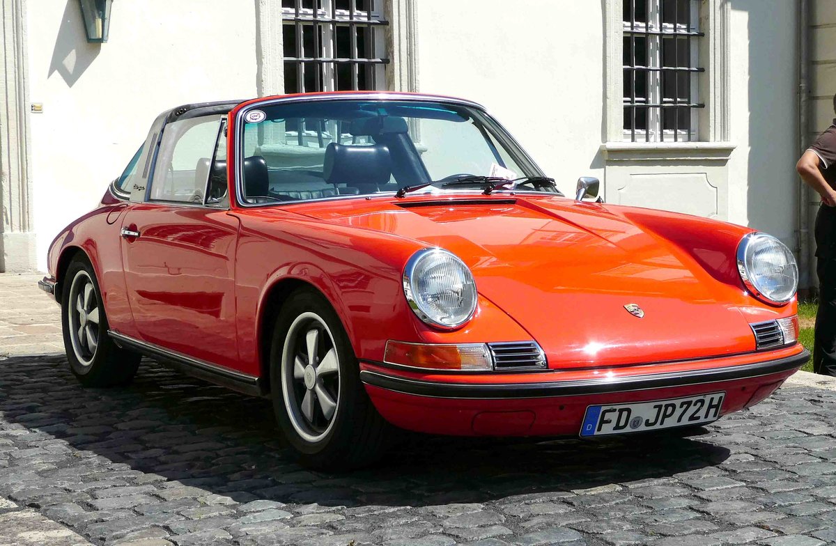 =Porsche 911 targa, Bj. 1972, 2400 ccm, 140 PS, Lackierung. Blutorange, gesehen bei Blech & Barock im Juli 2018 auf dem Gelände von Schloß Fasanerie bei Eichenzell