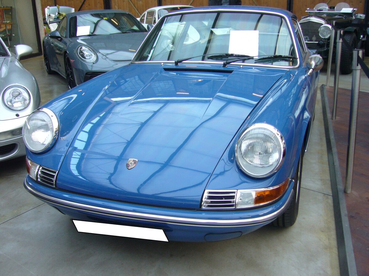 Porsche 912, gebaut in den Jahren von 1965 bis 1969. Dieser Wagen aus dem letzten Modelljahr 1969, ist im Farbton aga blau lackiert. Porsche stellte 1965 die Produktion des Modells 356 ein. Um auch weniger finanzkräftigen Kunden weiterhin einen Porsche anbieten zu können, wurde der Vierzylinderboxermotor des 356C in die Karosserie des 911´er verpflanzt. Der Motor leistet 90 PS aus einem Hubraum von 1582 cm³. Bei seiner Markteinführung schlug ein solcher Porsche 912 mit einem Kaufpreis von mindestens DM 16.250,00 zu Buche, während man für das Modell 911 schon mindestens DM 21.900,00 anlegen musste. Classic Remise Düsseldorf am 30.11.2023.