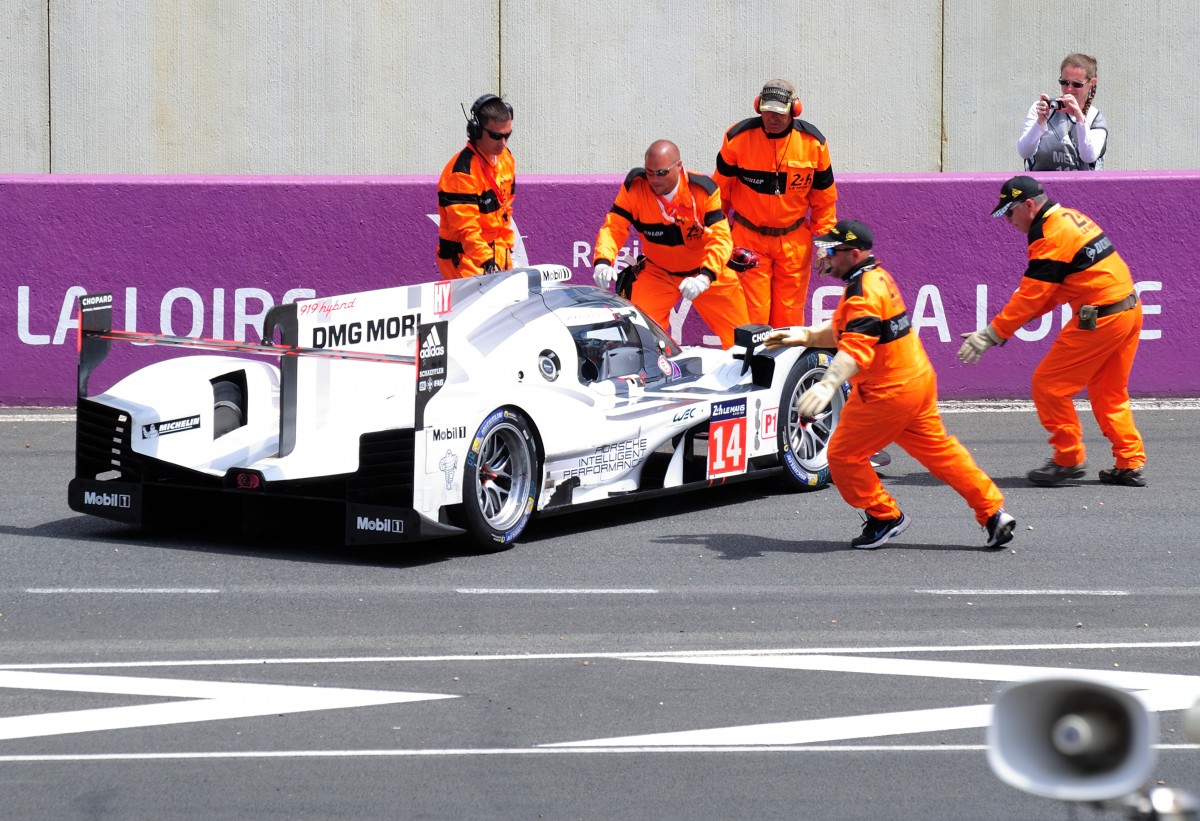 Porsche 919 Hybrid LMP1-H Nr.:14, geschaft nach 348 Runden das Ziel in Le Mans 2014 überfahren,  Porsche Team , Fahrer: Marc Lieb (D), Romain Dumas (F)& Neel Jani (CH)