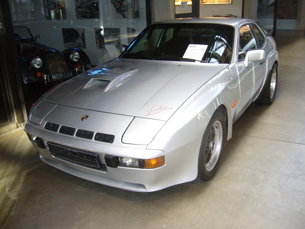 Porsche 924 Carrera GT. Der 924 Carrera GT wurde erstmals auf der IAA 1979 gezeigt. Von Herbst 1979 bis Dezember 1980 wurden 406 Einheiten dieses Modelles gebaut. Der aus dem Audi 100 stammende 4-Zylinderreihenmotor mit 1.984 cm³ Hubrsum leistet, dank eines KKK26 Turboladers mit Ladeluftkühlung, 210 PS. Mit dieser Leistung schafft das Auto eine Höchstgeschwindigkeit von 240 km/h. Die Motorhaube dieses Carrera GT ist mit einem Originalautogramm der Ralleylegende Walter Röhrl versehen. Classic Remise Düsseldorf am 10.01.2014.