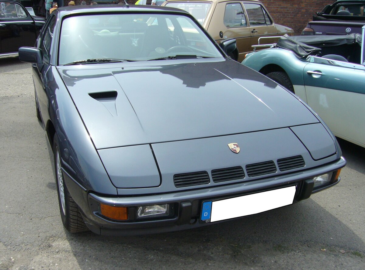 Porsche 924 Turbo im Farbton dolomitengrau. Werksintern wurde dieses Modell 931 genannt. Es kam 1979 auf den Markt und sollte Käuferschichten ansprechen, denen der 924´er zwar gefiel, aber denen er zu wenig Leistung bot. Dem Vierzylinderreihenmotor mit einem Hubraum von 1984 cm³ wurde mittels eines KKK-Turboladers und eines veränderten Zylinderkopfs eine Leistung von 170 PS abgerungen, während der normale Porsche 924 125 PS leistet. Die Höchstgeschwindigkeit gab man mit 230 km/h an. Der Verkauf wurde 1982, außer in Italien, eingestellt. In Italien konnten seinerzeit steuerliche Aufwendungen für Fahrzeuge über 2.0 Liter Hubraum nicht angerechnet werden. Oldtimertreffen an der  Alten Dreherei  in Mülheim an der Ruhr am 18.06.2023.