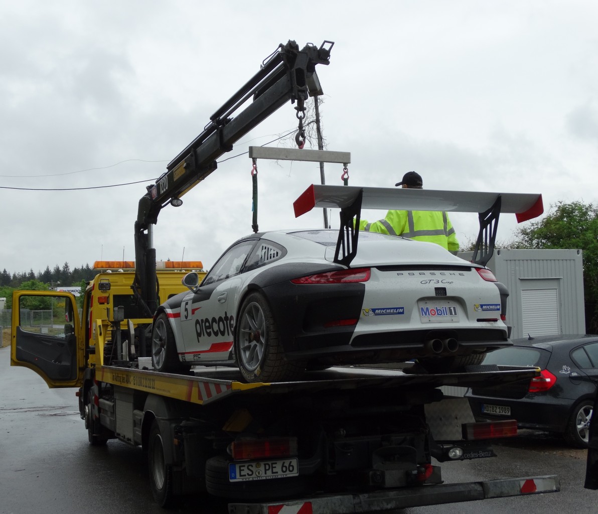 Porsche GT3 Cup wird abgeschleppt am 03.05.15 auf den Hockenheimring