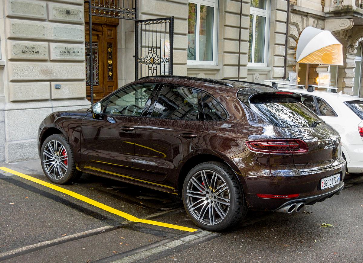 Porsche Macan in einer seltenen Farbe, gesehen in Zürich am 12.11.2016