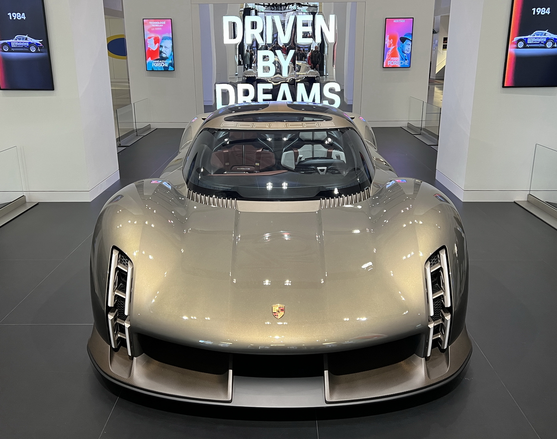 PORSCHE Mission X (Studie). Foto: Driven by Dreams. 75 Jahre Porsche Sportwagen. 21.10.2023