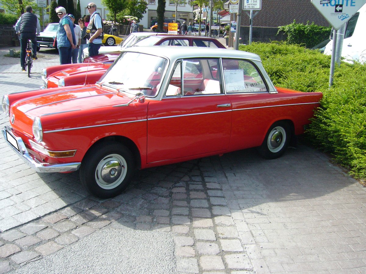 Profilansicht einer BMW 700 Limousine 1959 - 1962. Oldtimertreffen Glandorf am 14.05.2017.