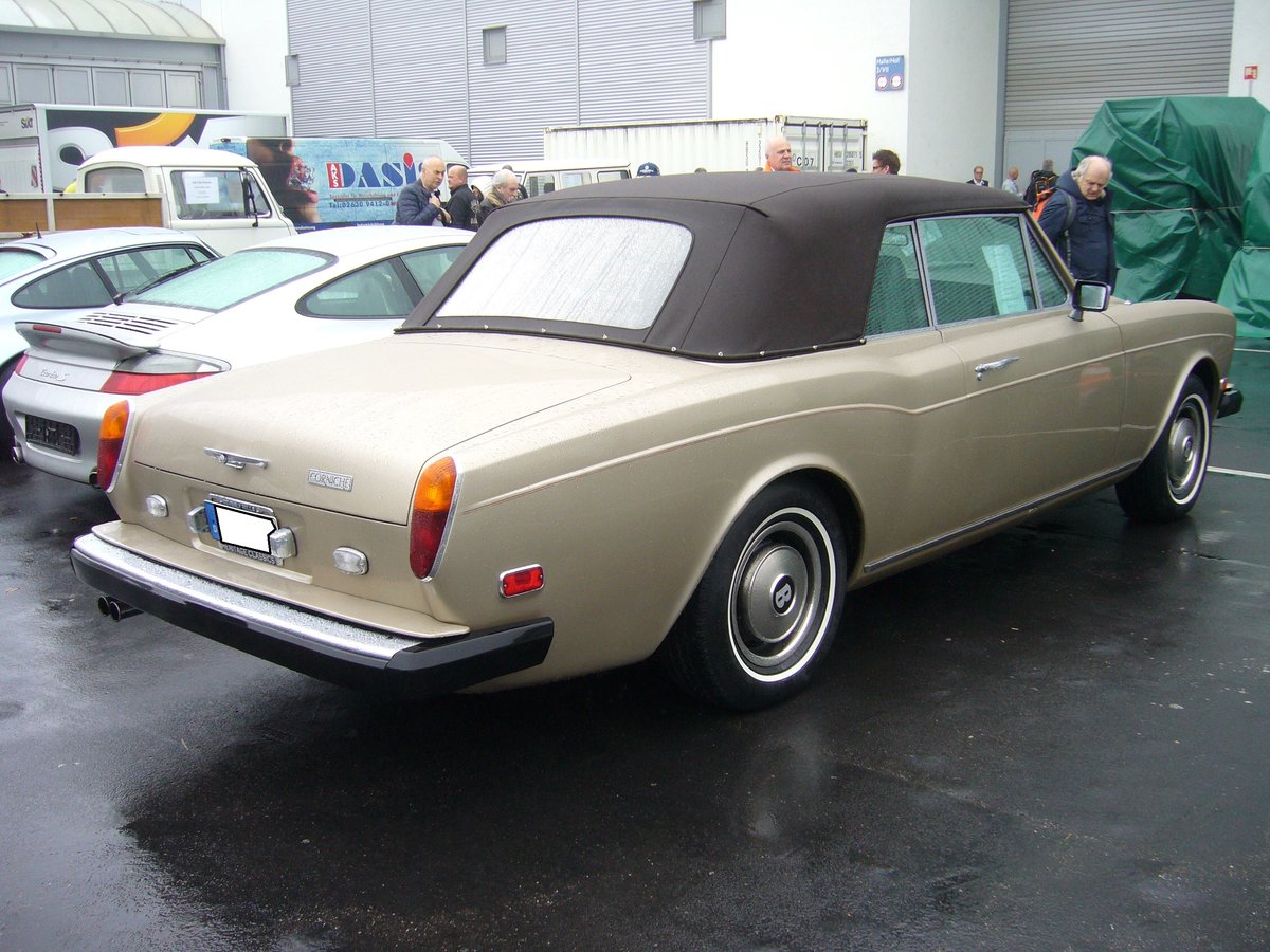Profilansicht eines Bentley Corniche Cabriolet. 1971 - 1984. Außengelände der Techno Classica Essen am 22.03.2018.