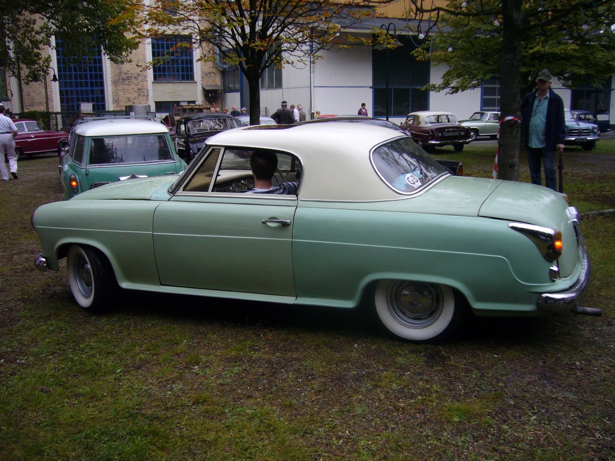 Profilansicht eines Borgward Isabella Coupe mit Deutsch Coupe. 1957 - 1959. Borgwardtreffen an der Essener Dampfe am 25.08.2013.
