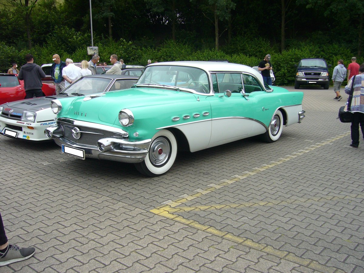 Profilansicht eines Buick Super 50 Rivieria Hardtop des Modelljahres 1956. Oldtimertreffen Nordsternpark Gelsenkirchen am 24.06.2018.