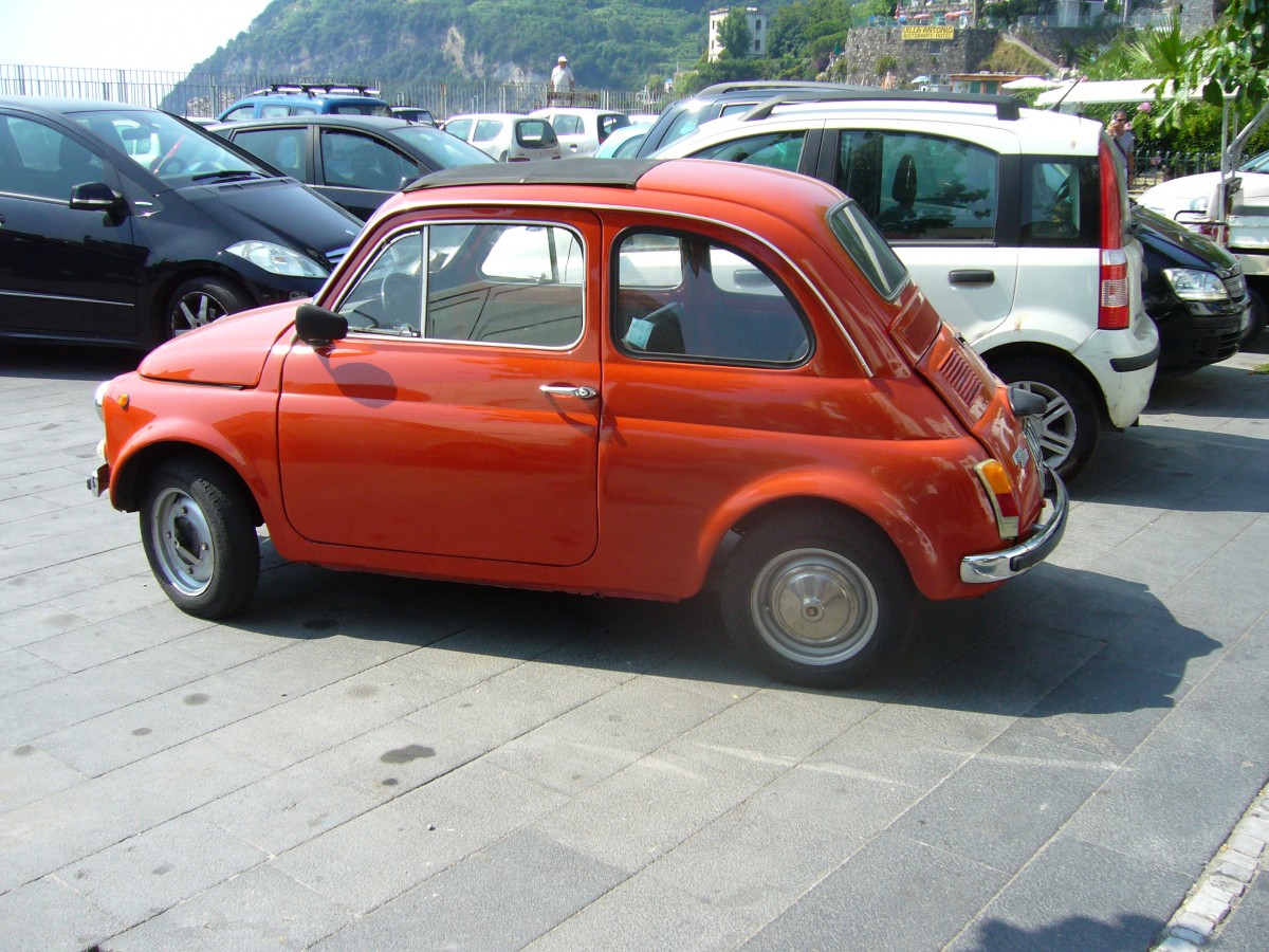 Profilansicht eines Fiat 500 R. 1972 - 1975. Ischia-Ponte am 11.07.2015.