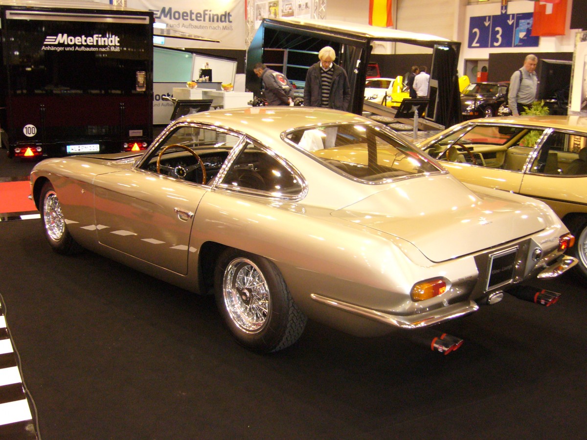 Profilansicht eines Lamborghini 400 GT 2+2. 1966 - 1968. Essen Motorshow am 05.12.2013.