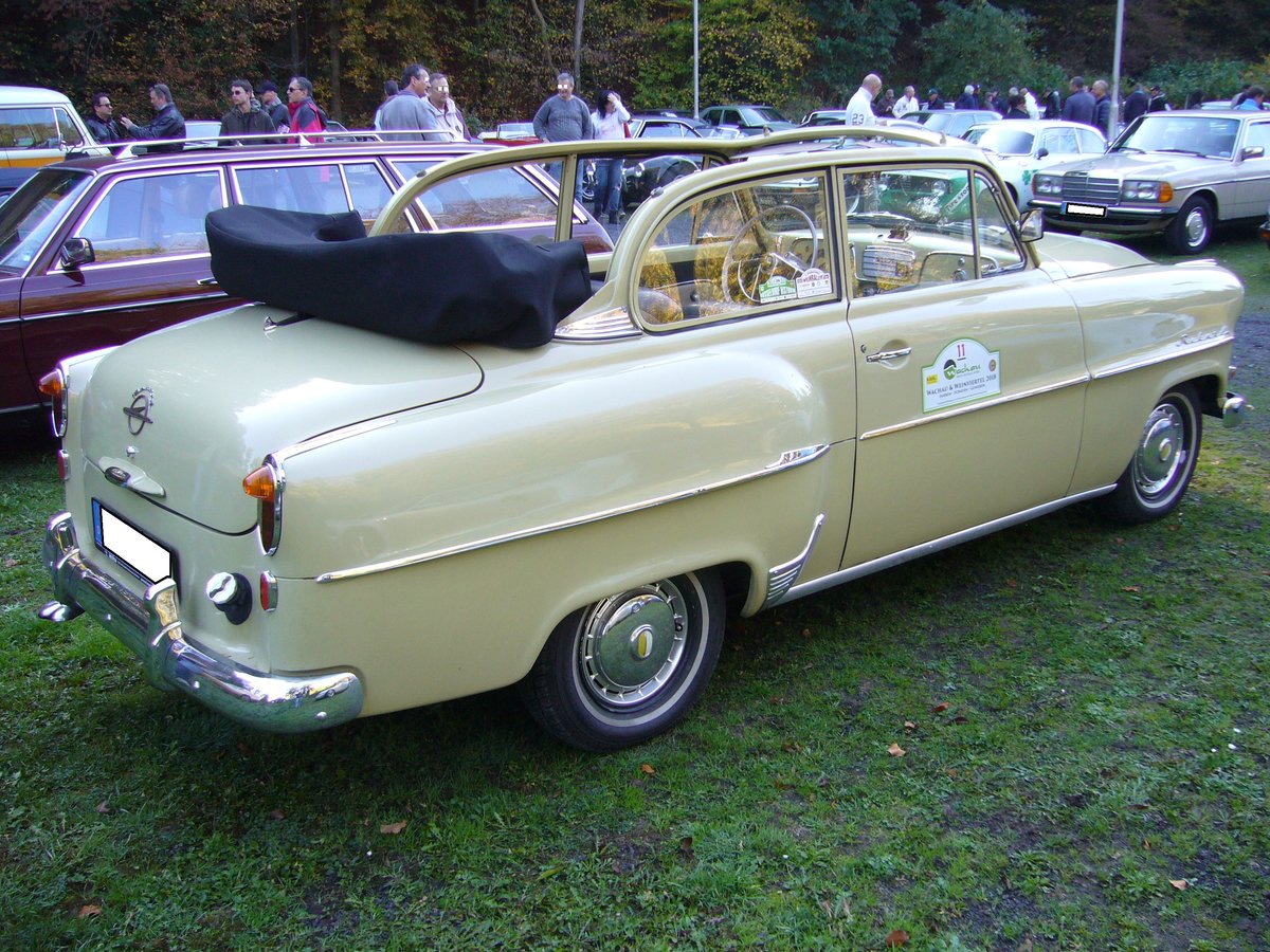 Profilansicht eines Opel Olympia des Modelljahres 1956, in der Karosserieversion Cabrioletlimousine. Oldtimertreffen  Schwarzwaldhaus  in Mettmann am 21.10.2018.