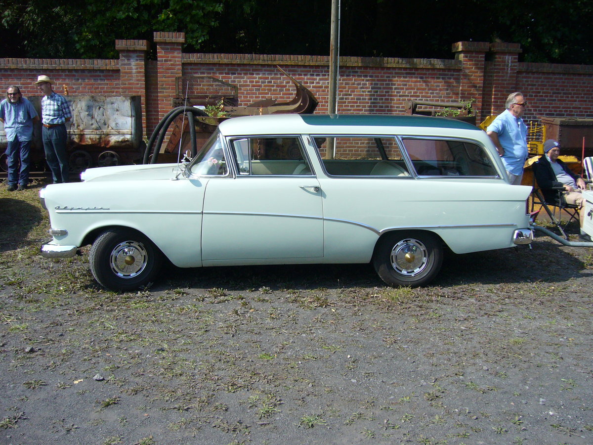 Profilansicht eines Opel Rekord P1 CarAvan des Modelljahres 1960. Oldtimertreffen Zeche Hannover in Herne am 22.07.2018.