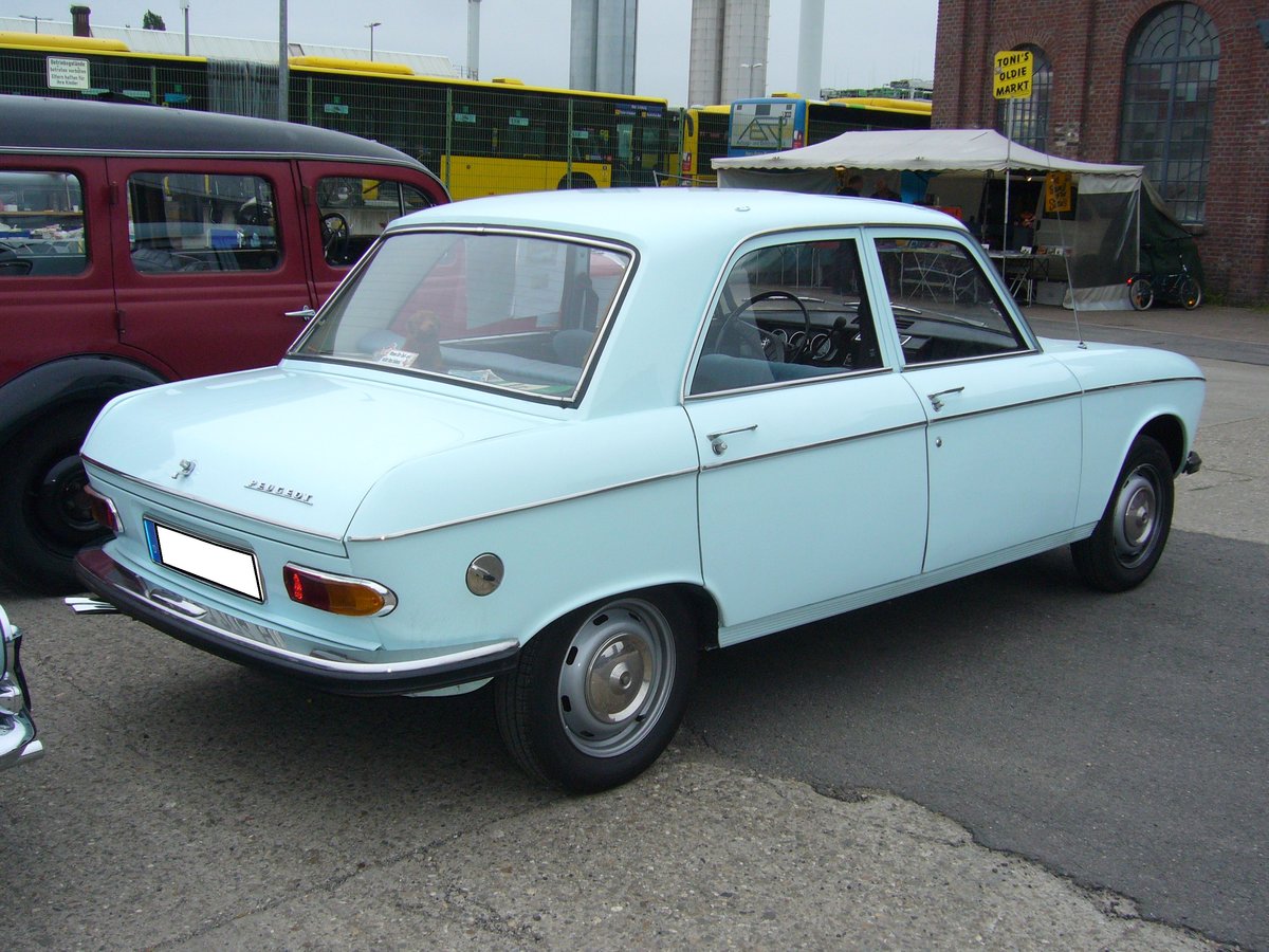 Profilansicht eines Peugeot 204. 1965 - 1976. 9. Oldtimer- und Youngtimertreffen am 17.06.2017 an der  Alten Dreherei  in Mülheim an der Ruhr.