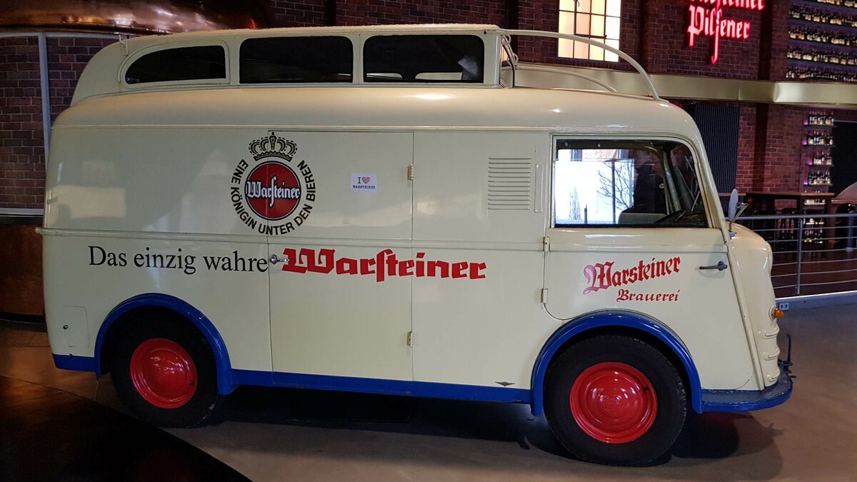 Profilansicht eines Tempo Matador mit Hebmüller-Aufbau. Es handelt sich um ein Traditionsfahrzeug der Warsteiner-Brauerei. Warstein im Februar 2023.