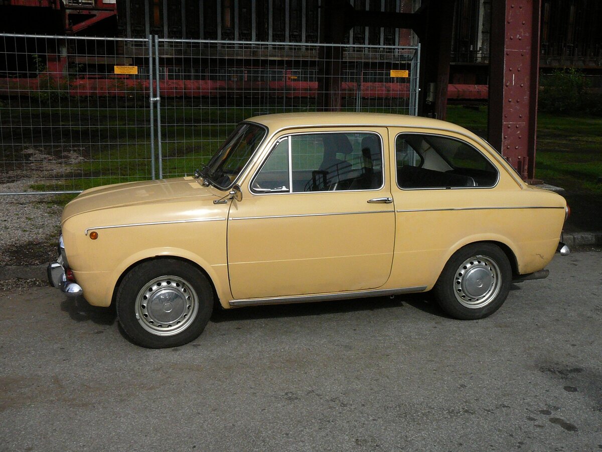Profilansicht einer Fiat 850 Special Limousine, gebaut in den Jahren von 1964 bis 1974. Die 850´er Limousine wurde ein Jahr vor dem 850 Spider und dem 850 Sportcoupe auf den Markt gebracht. Der im Heck verbaute, wassergekühlte, Vierzylinderreihenmotor leistet 37 PS. Im Jahr 1972 endete die Produktion in Italien. Bis 1974 wurde das Auto für den gesamten europäischen Markt aber noch bei SEAT in Spanien weiter produziert. Aufnahme erfolgte auf dem ehemaligen Oldtimertreff Kokerei Zollverein in Essen.