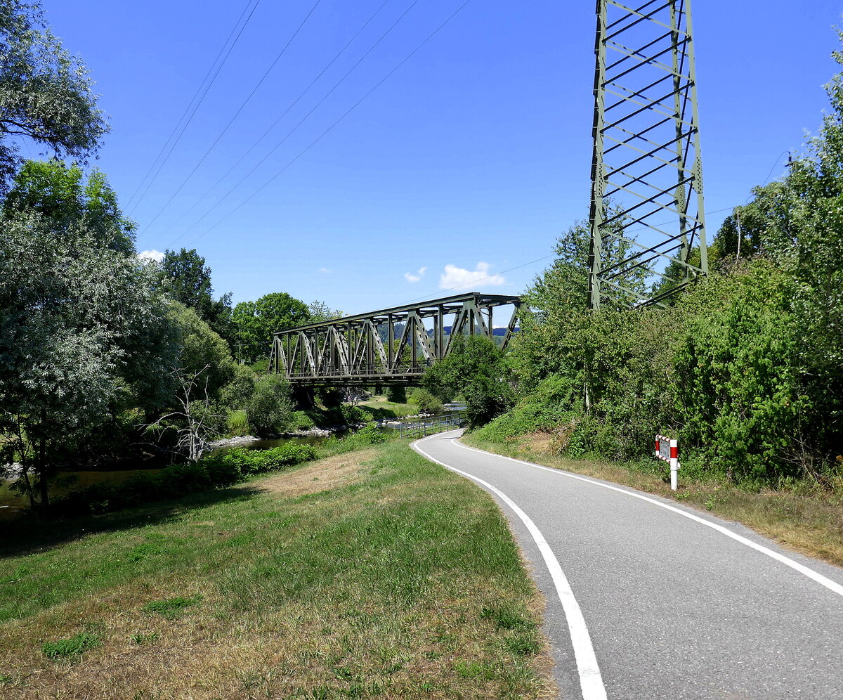 Radweg entlang des kleinen Schwarzwaldflußes Wiese bei Lörrach-Brombach, Juli 2020