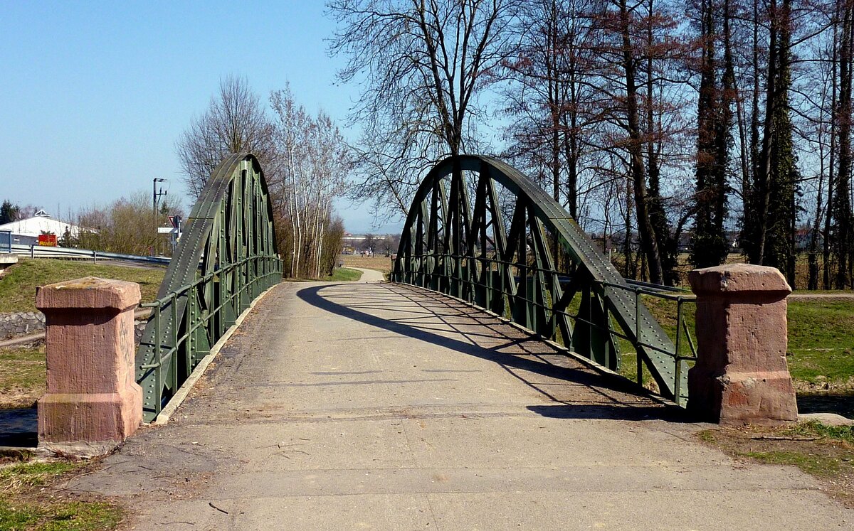 Radweg mit Brücke über die Dreisam bei March-Buchheim im Breisgau, Mai 2012