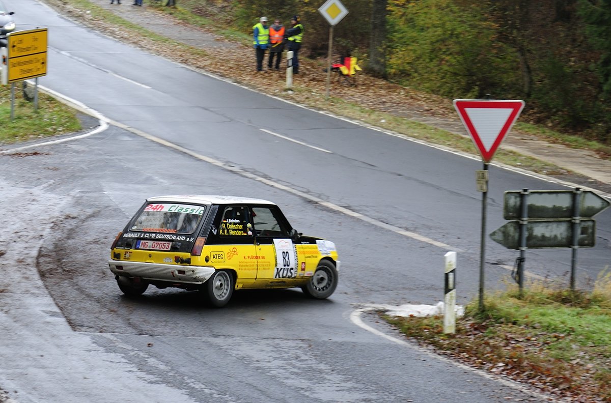 Ralf Driescher & Karl Eduard Reinders Renault 5 Alpine mit der Startnummer 83 bei der  Youngtimer  39. ADAC Rallye Köln Ahrweiler 12.11.2016, Morgens -2° auf teils noch glaten Asphalt