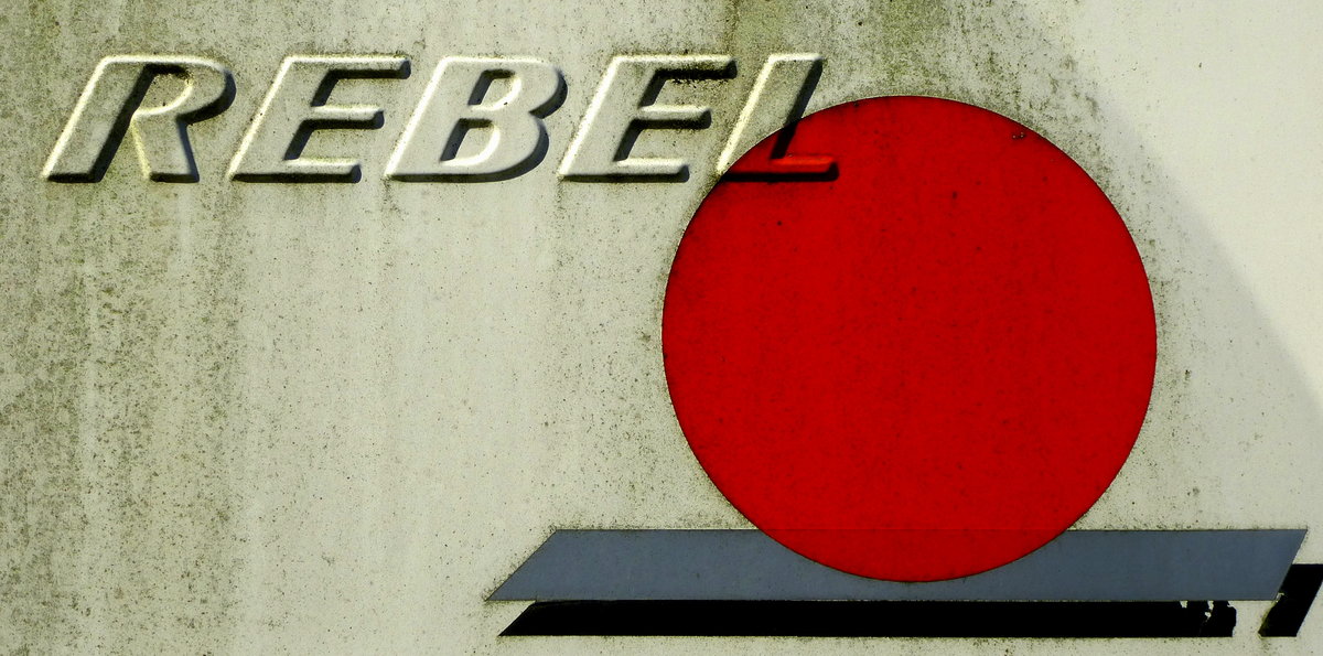 REBEL, Schriftzug an einem PKW-Anhnger der niederlndischen Firma ATEC, Dez.2016