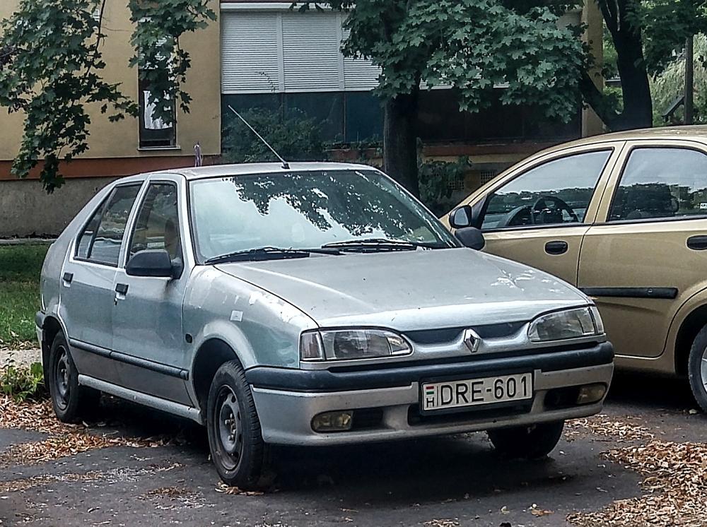 Renault 19 Schrägheck, fotografiert in Pécs (HU), August, 2019.