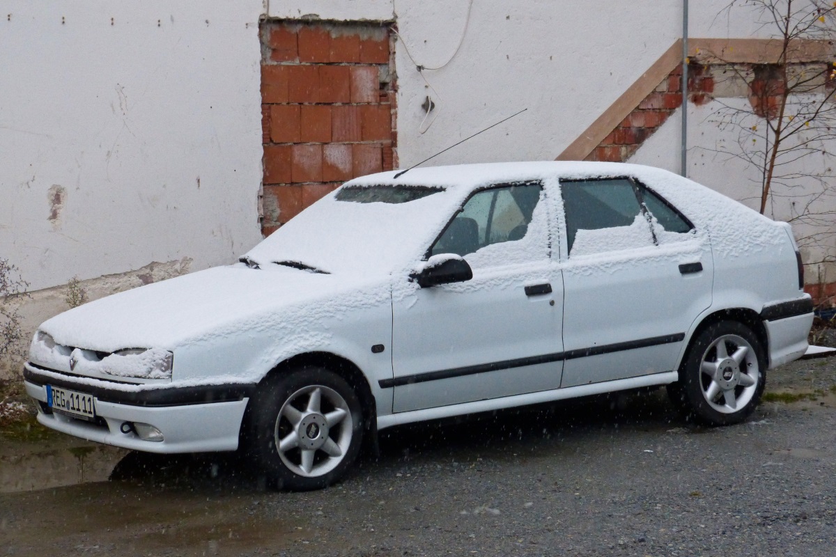 Renault 19 zweite Generation hat leichte Wintertarnung angelegt. Regen 22.11.2015