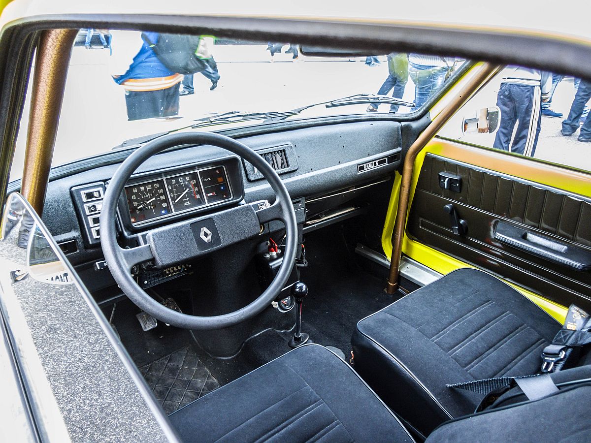 Renault 5, Interieurfoto. Aufnahmezeit: 13.09.2014
