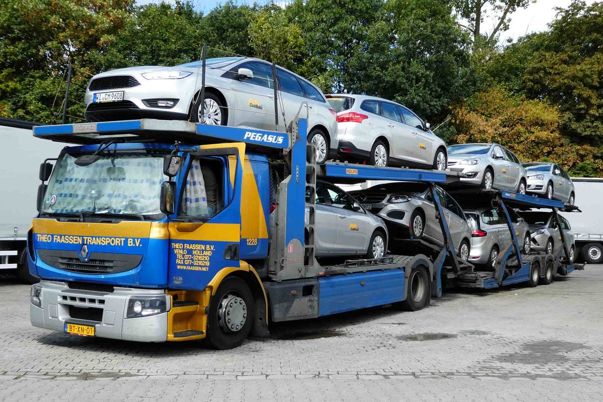 =Renault Autotransporter, steht im September 2016 auf dem Autohof Fulda-Nord