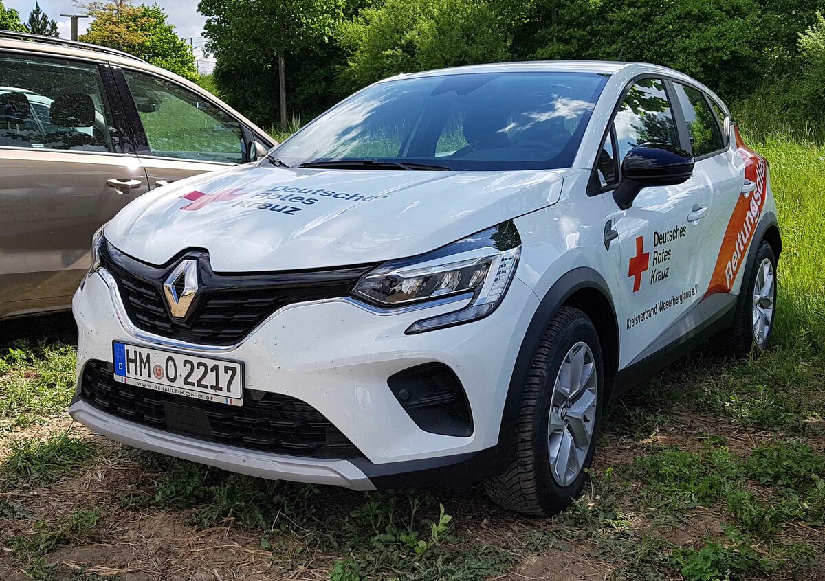 =Renault Captur des DRK KV WESERBERGLAND, abgestellt auf dem Parkplatzgelände der RettMobil 2022 in Fulda, 05-2022