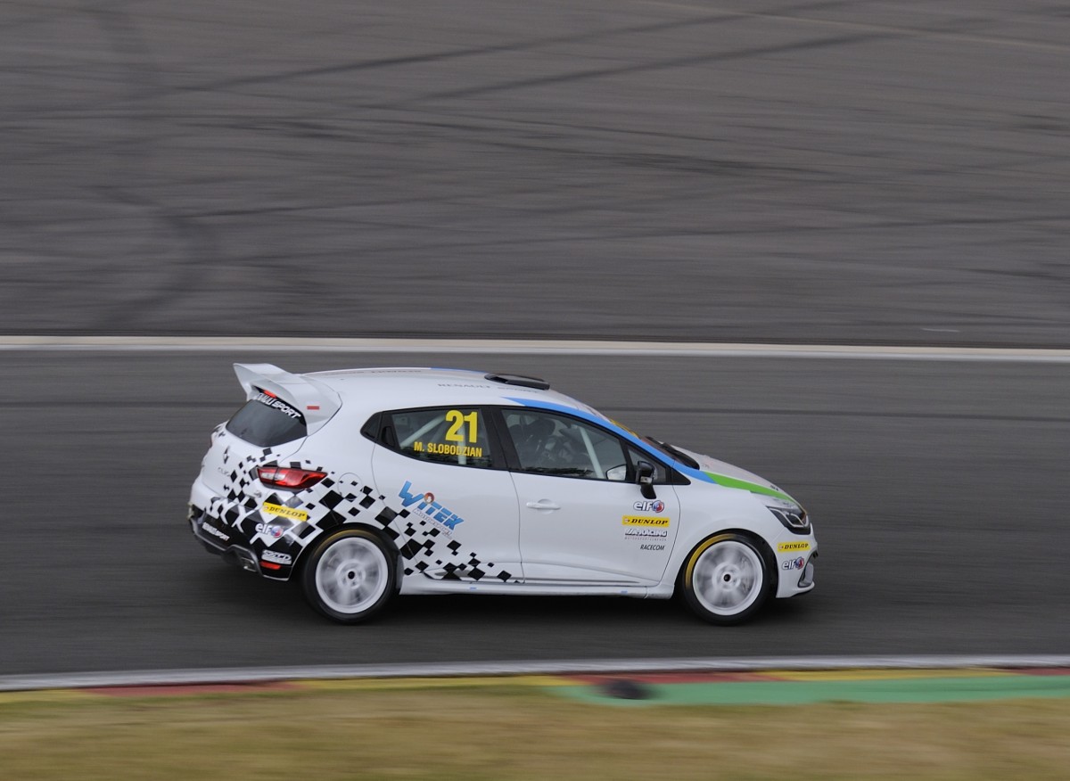 Renault Clio IV RS, ccm 1,6l Turbo, 162 kW, Fahrer: M.Slobodzian, Team Witek Motorsport in Spa Francorchamps am 20.6.2015 beim ADAC GT Masters Weekend. Supportrace Renault Clio Cup