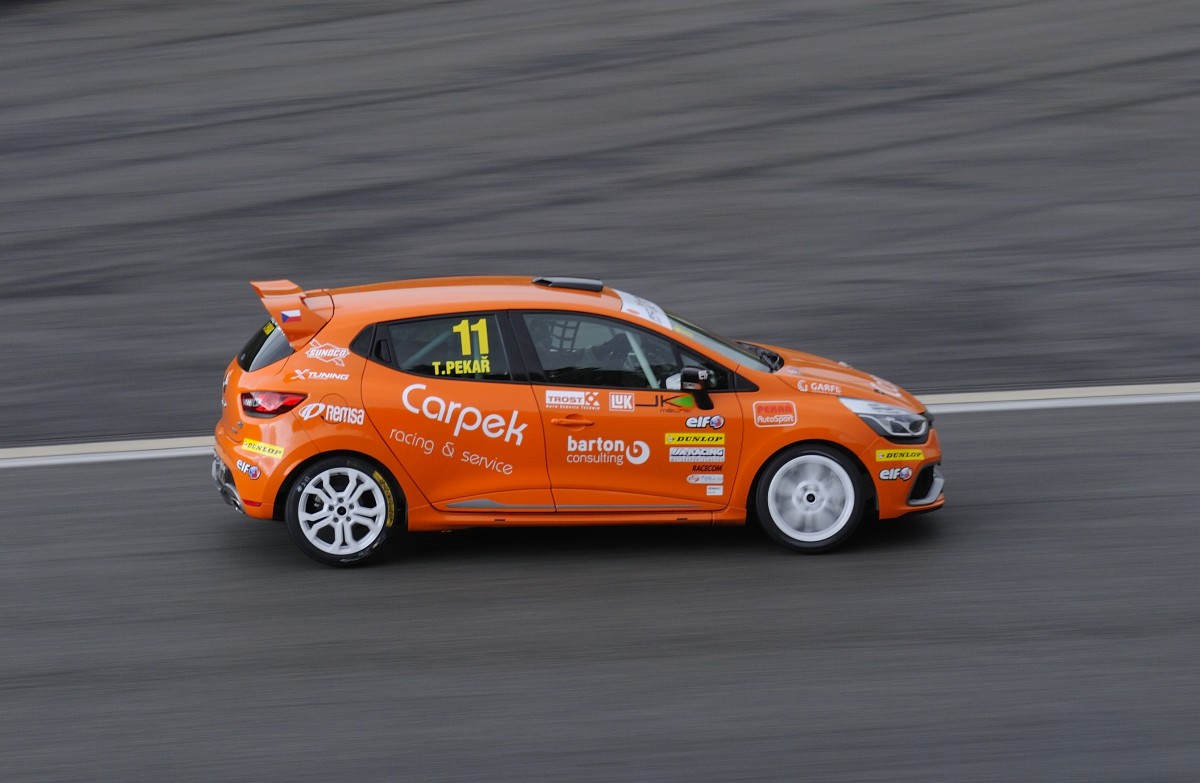 Renault Clio IV RS, ccm 1,6l Turbo, 162 kW, Fahrer: T.Pekar, Team Carpek Service, in Spa Francorchamps am 20.6.2015 beim ADAC GT Masters Weekend. Supportrace Renault Clio Cup