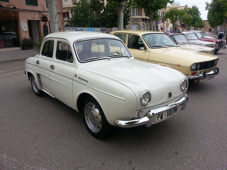 Renault Dauphine. 1956 - 1968. Die Dauphine war die Nachfolgerin des legendären 4CV. Der im Heck verbaute 4-Zylinderreihenmotor leistet aus 845 cm³ Hubraum 27 PS. Oldtimertreffen in Palma de Mallorca am 08.05.2016.