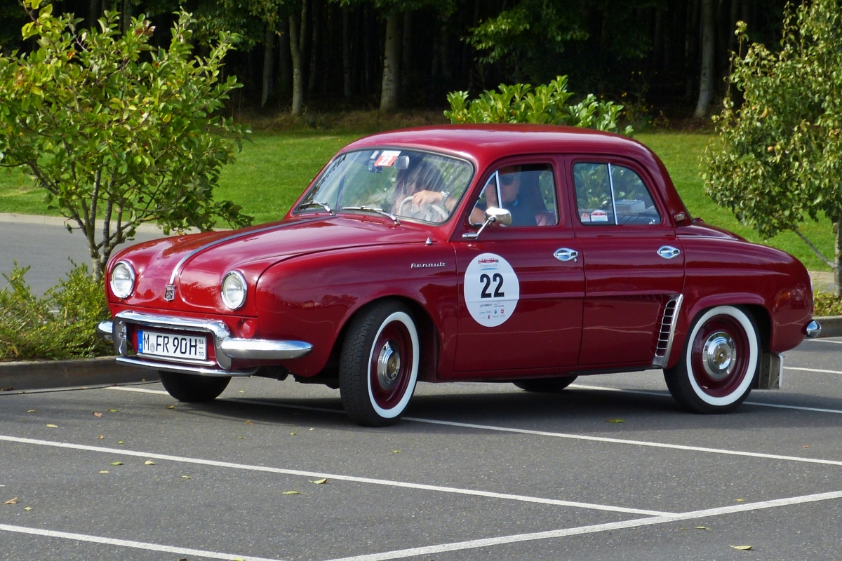 Renault Dauphine Bj. 1957, 0,8 Ltr, 4 Zyl, 27 Ps, gesehen auf dem Sammelparkplatz. 01.10.2021 

