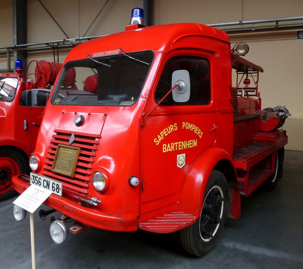 Renault, Feuerwehrmannschaftswagen mit 3000 Liter Lschmitteltank, gebaut 1964, Feuerwehrmuseum Vieux-Ferrette, Mai 2016