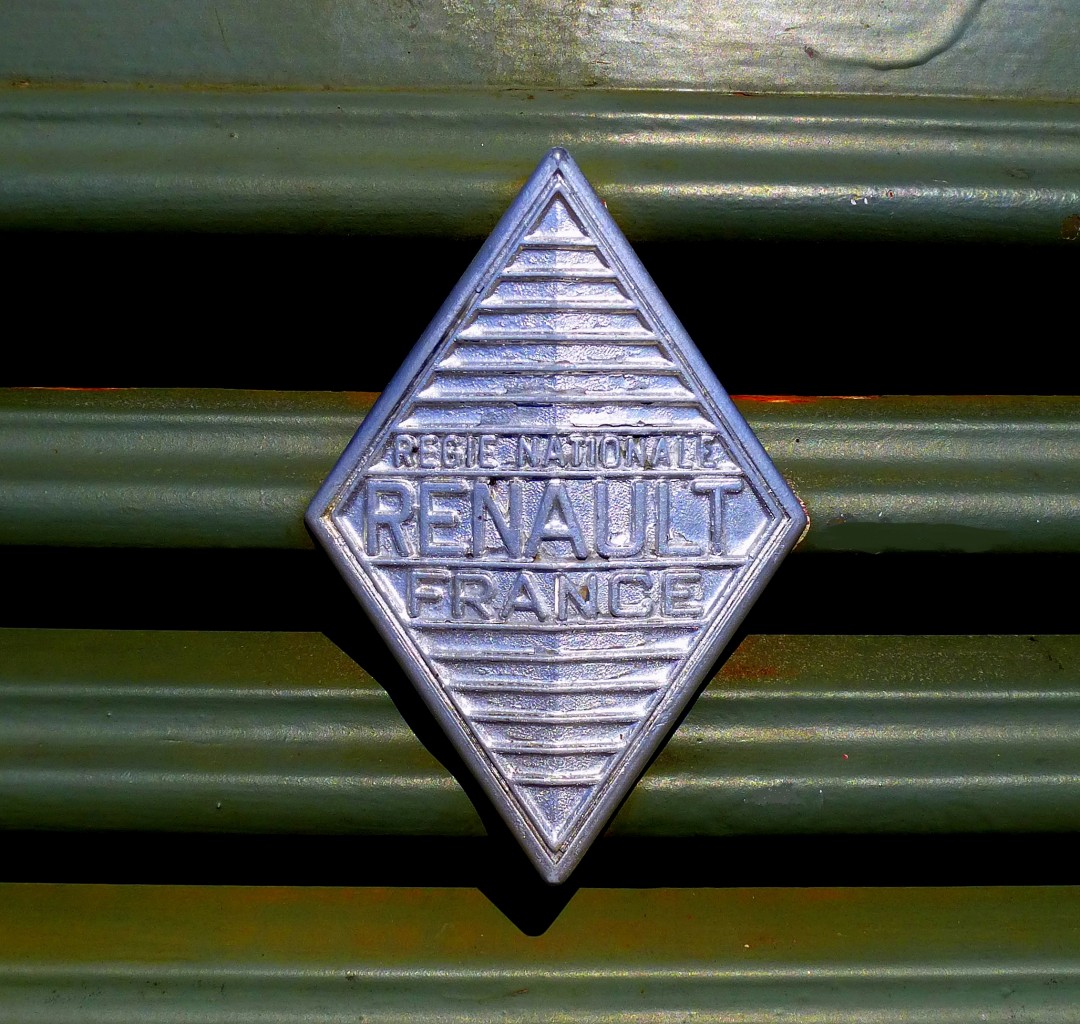 Renault, Khleremblem am  franzsischen Unimog  R2087, ab 1956 wurde dieser LKW speziell fr das franzsische Militr gebaut, Okt.2015