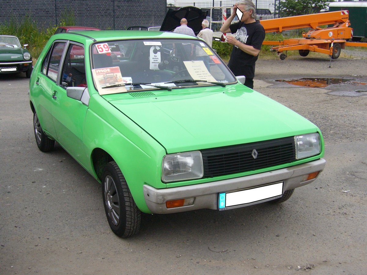 Renault R14TL. 1977 - 1982. Der Verkaufsstart dieses Kompaktmodells war im Januar 1977. Der abgelichtete R14 muß vor 1980 produziert worden sein, da die Blinker noch in der Stoßstange montiert sind. Der in der auffällige Farbe vert laitue lackierte R14 hat einen 
4-Zylinderreihenmotor, der aus 1218 cm³ Hubraum 57 PS leistet. 9. Oldtimer- und Youngtimertreffen am 17.06.2017 an der  Alten Dreherei  in Mülheim an der Ruhr.