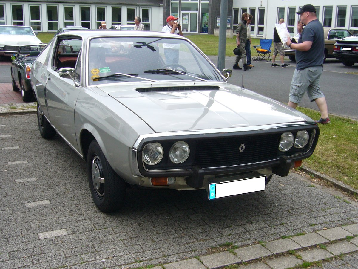 Renault R17. 1971 - 1979. Im Grunde handelt es sich beim R17 um ein Coupe auf Basis des Renault R12. Hier wurde ein R17TL abgelichtet, der von 1971 - 1976 vom Band lief. Der
4-Zylinderreihenmotor hat einen Hubraum von 1565 cm³ und leistet 90 PS. Oldtimertreffen
Prinz-Friedrich in Essen am 28.05.2017.