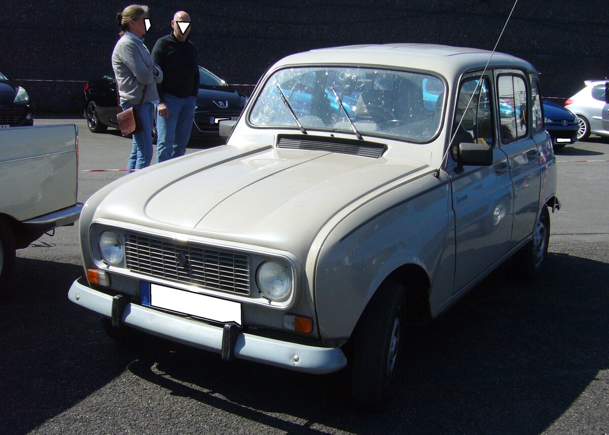 Renault R4, wie er ab dem Jahr 1978 produziert wurde. Vorgestellt wurde der meist nur kurz R4 genannte Kleinwagen bereits im Jahr 1961. Hier wurde ein R4 der Baujahre 1978 bis 1992 abgelichtet. Dieses ist am Kühlergrill mit der grauen Plastikeinfassung erkennbar. Die Motorisierung in diesem Modell erfolgt durch einen Vierzylinderreihenmotor mit einem Hubraum von 1108 cm³ und einer Leistung von 34 PS. French Car Devotion am 30.04.2023 an Mo´s Bikertreff in Krefeld. 
