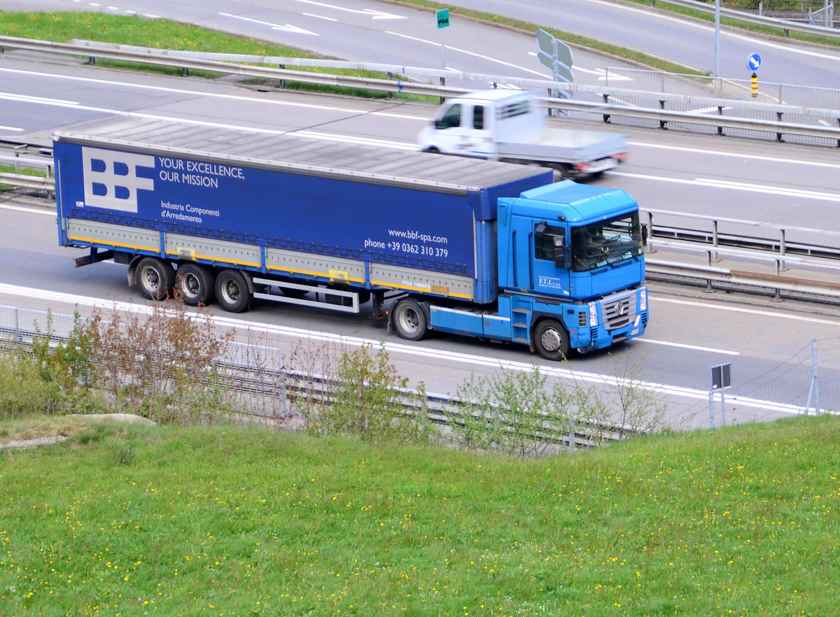 Renault-Sattelzug auf der Gotthard-Autobahn am 04.05.2016 bei Wassen 