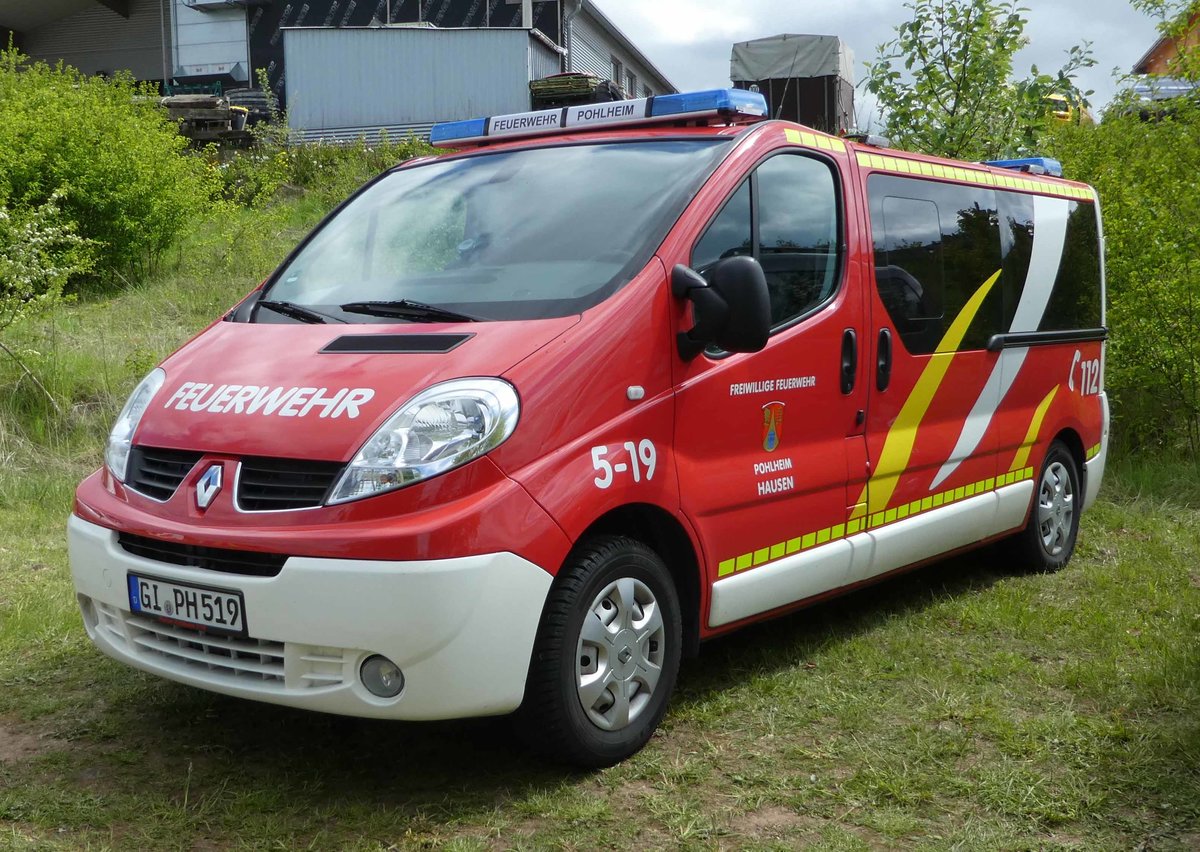 =Renault Trafic der Feuerwehr POHLHEIM-HAUSEN, steht auf dem Parkplatz der Rettmobil 2019 in Fulda, 05-2019