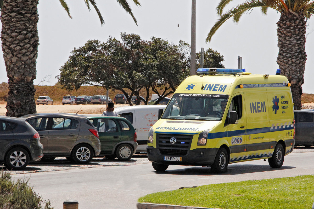 Rettungstransportwagen  Suporte Imediato Vida  auf VW Crafter der portugiesischen Organisation INEM auf Einsatzfahrt in Albufeira, Portugal am 02. August 2012.
