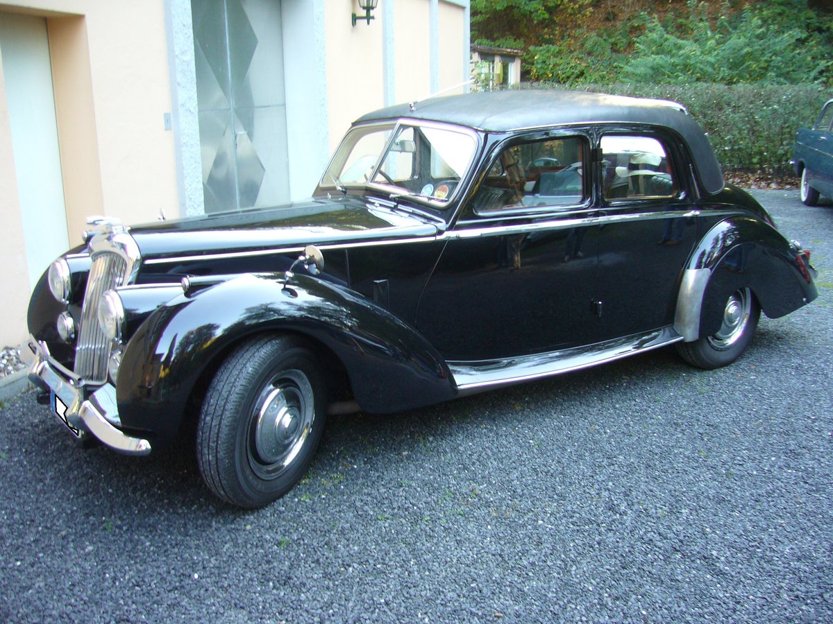 Riley RME, gebaut von 1953 bis 1955. Das Mittelklassemodell RME war nur als Limousine lieferbar und basierte auf dem 1945 vorgestellten Modell RMA. Angetrieben wird der Wagen, von dem ca. 3000 Exemplare gebaut wurden, von einem Vierzylinderreihenmotor, der aus einem Hubraum von 1496 cm³ Hubraum 55 PS leistet. Die Höchstgeschwindigkeit des Wagens lag bei ca. 120 km/h. Oldtimertreffen  Schwarzwaldhaus  in Mettmann am 21.10.2018.