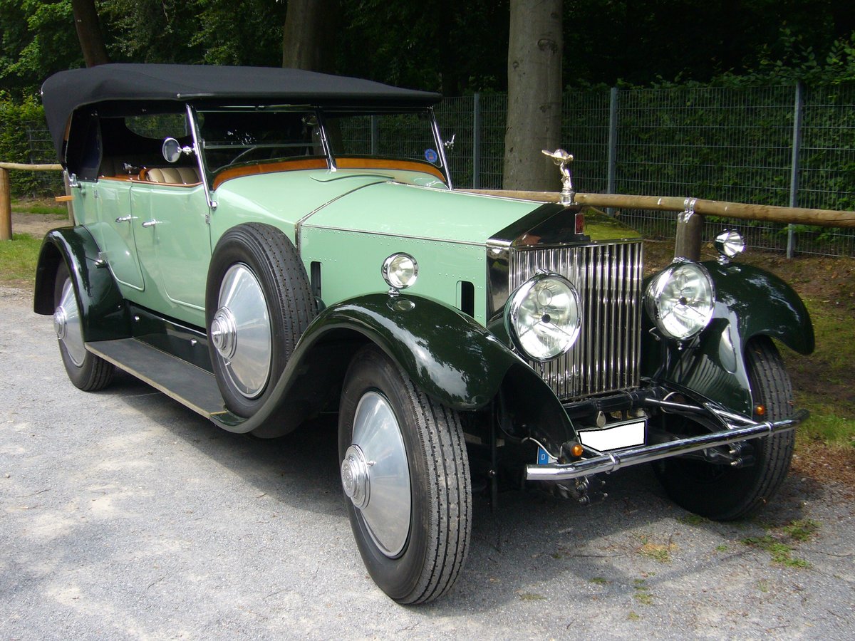 Rolls Royce Phantom I Park Ward Tourer. 1925 - 1929. In der Regel lieferte Rolls Royce nur die Fahrgestelle mit Motor aus, die dann bei einem Karossier eingekleidet wurden. Der 
6-Zylinderreihenmotor hat einen Hubraum von 7668 cm³ und leistet 95 PS. Oldtimertreffen an der Krefelder Pferderennbahn am 12.06.2016.