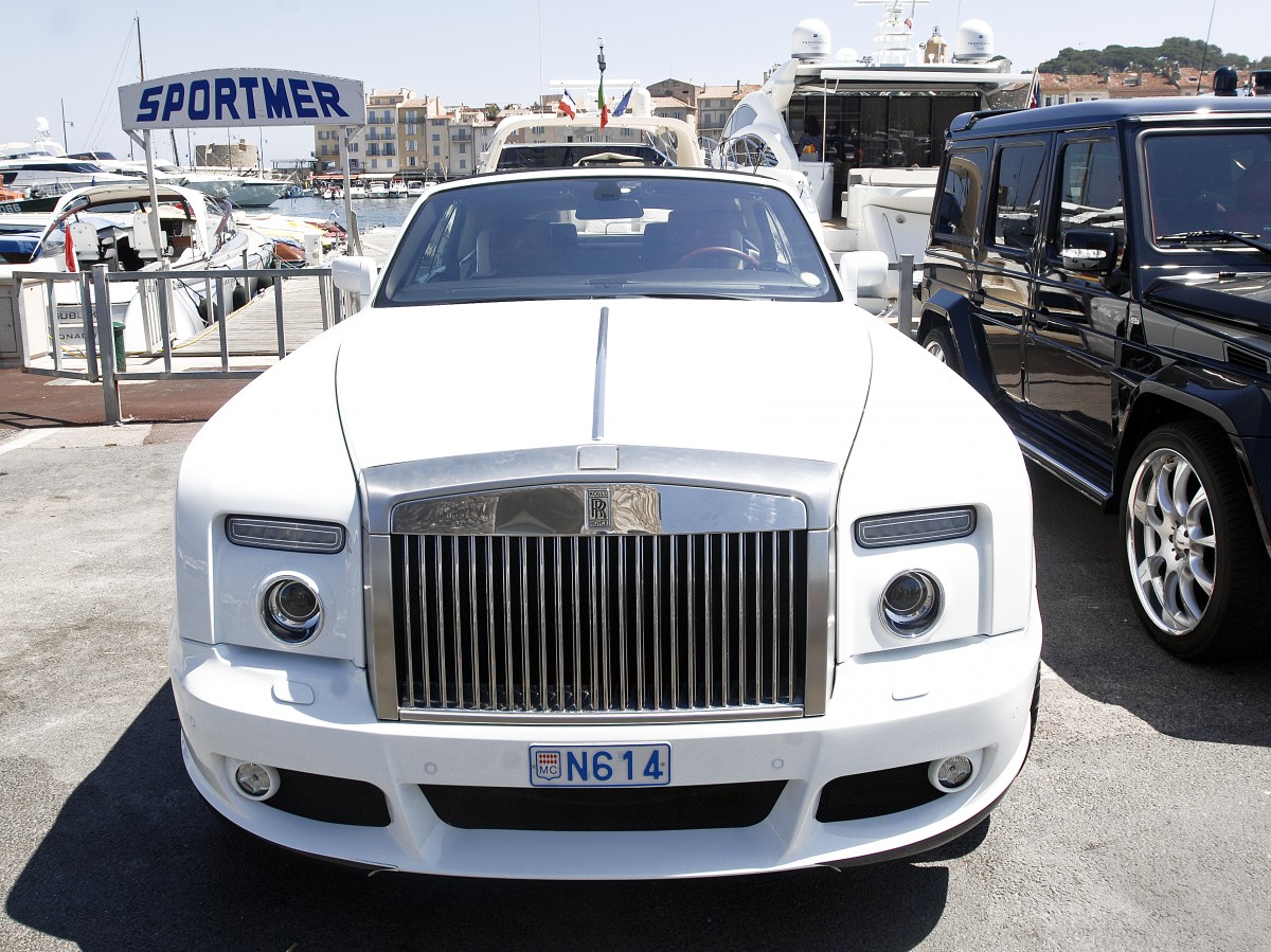 Rolls Royce Phantom White  in Saint Tropez. Aufnahmedatum: 21. Juli 2015.