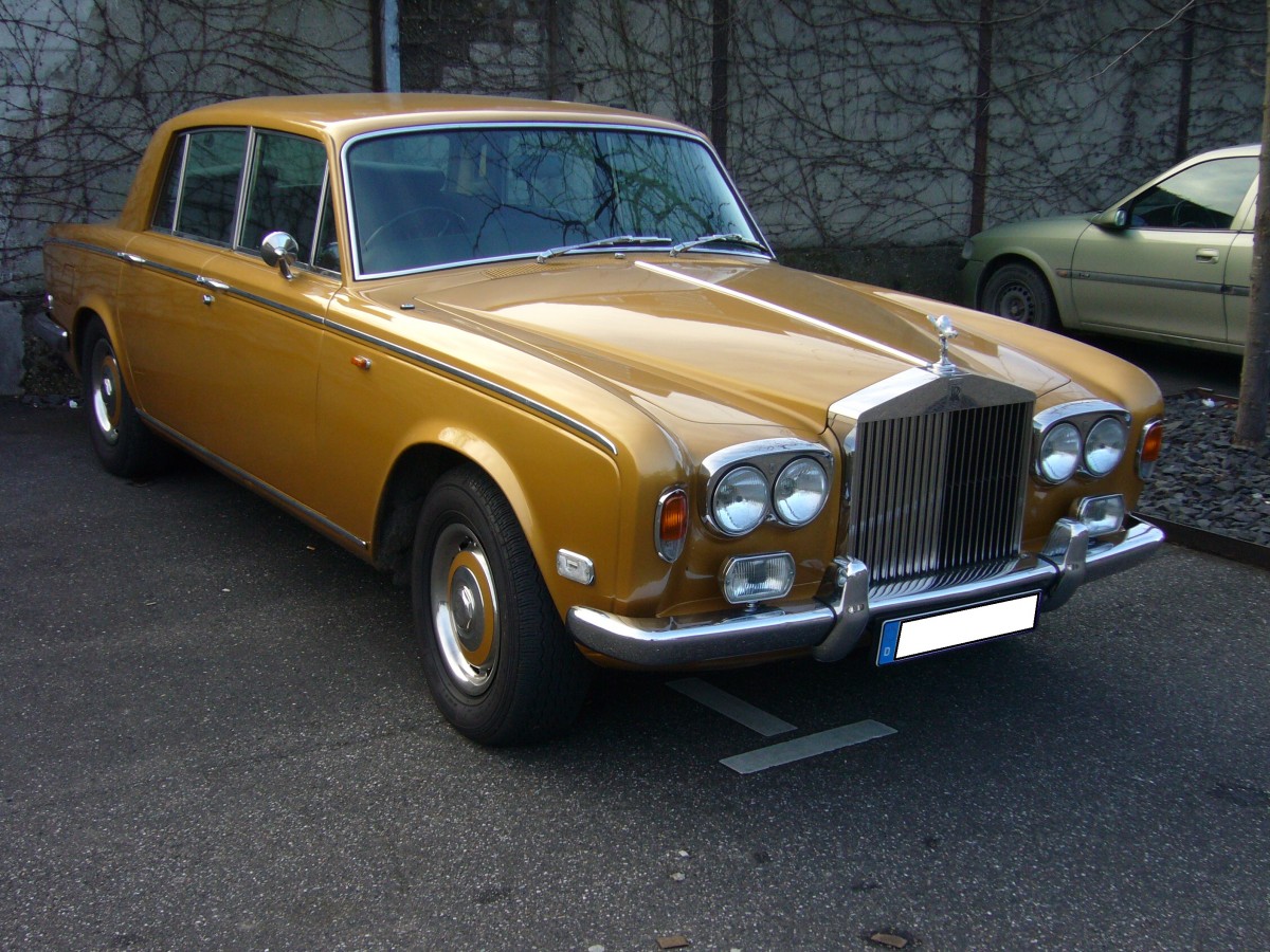 Rolls Royce Silver Shadow I. 1965 - 1977. Während seiner 13-jährigen Produktionszeit wurden insgesamt 20605 Silver Shadow I hergestellt. Davon 16717 Stück in der abgelichteten Saloon Version. Der V8-motor einen Hubraum von 6750 cm³. Besucherparkplatz der Classic Remise Düsseldorf am 20.12.2015.