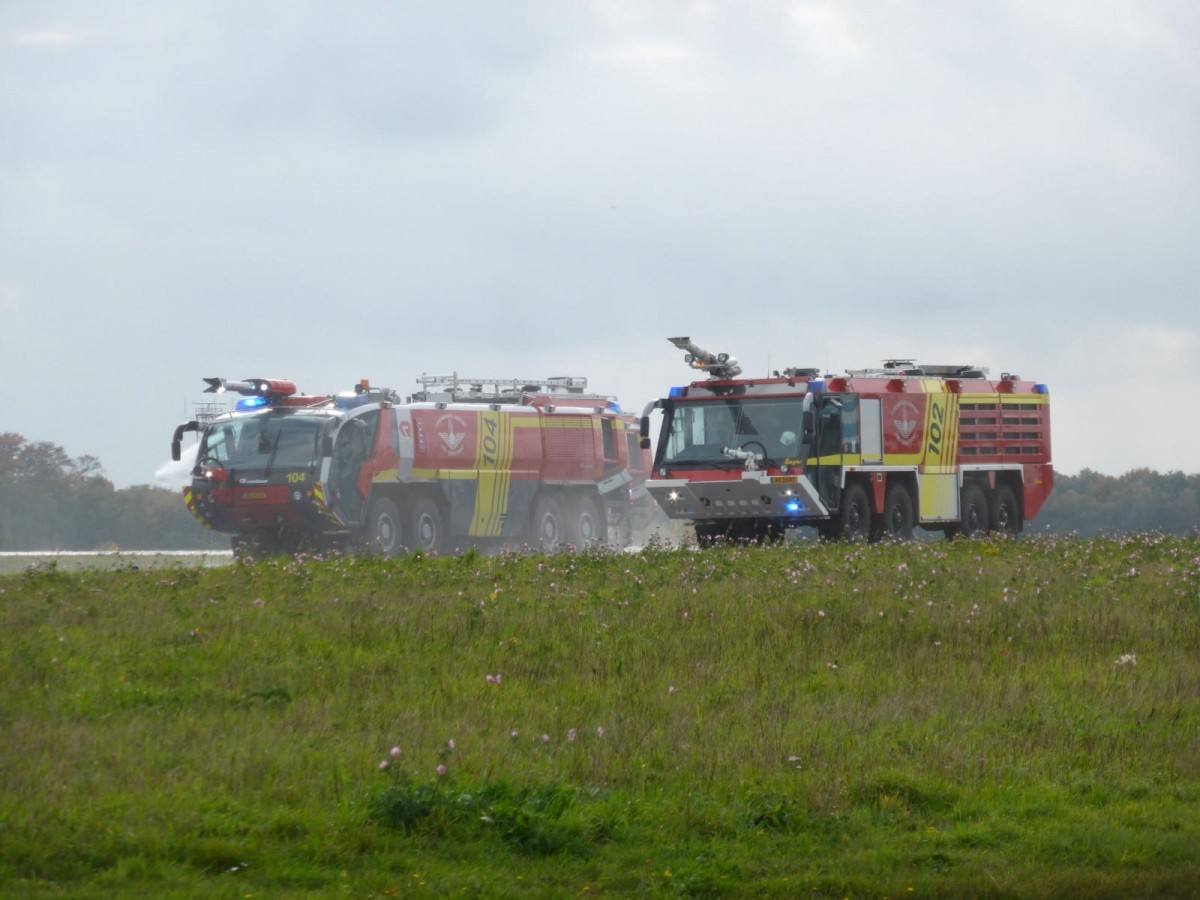 Rosenbauer Panther und Ziegler Z8 der Luxemburger Flughafenfeuerwehr (Luxembourg Airport Fire Department) am 25.10.2015 auf dem Flughafen Luxembourg